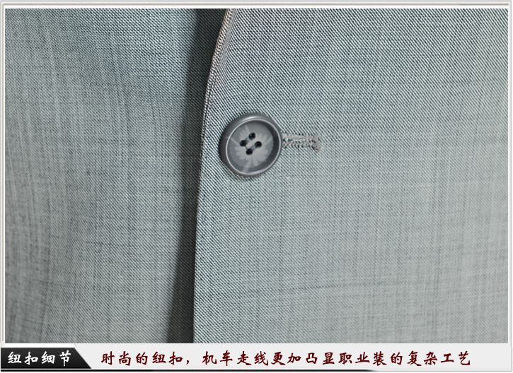 灰色平駁頭一?？勐殬I(yè)裝定制-紐扣細(xì)節(jié)展示，經(jīng)典的平駁頭衣領(lǐng)